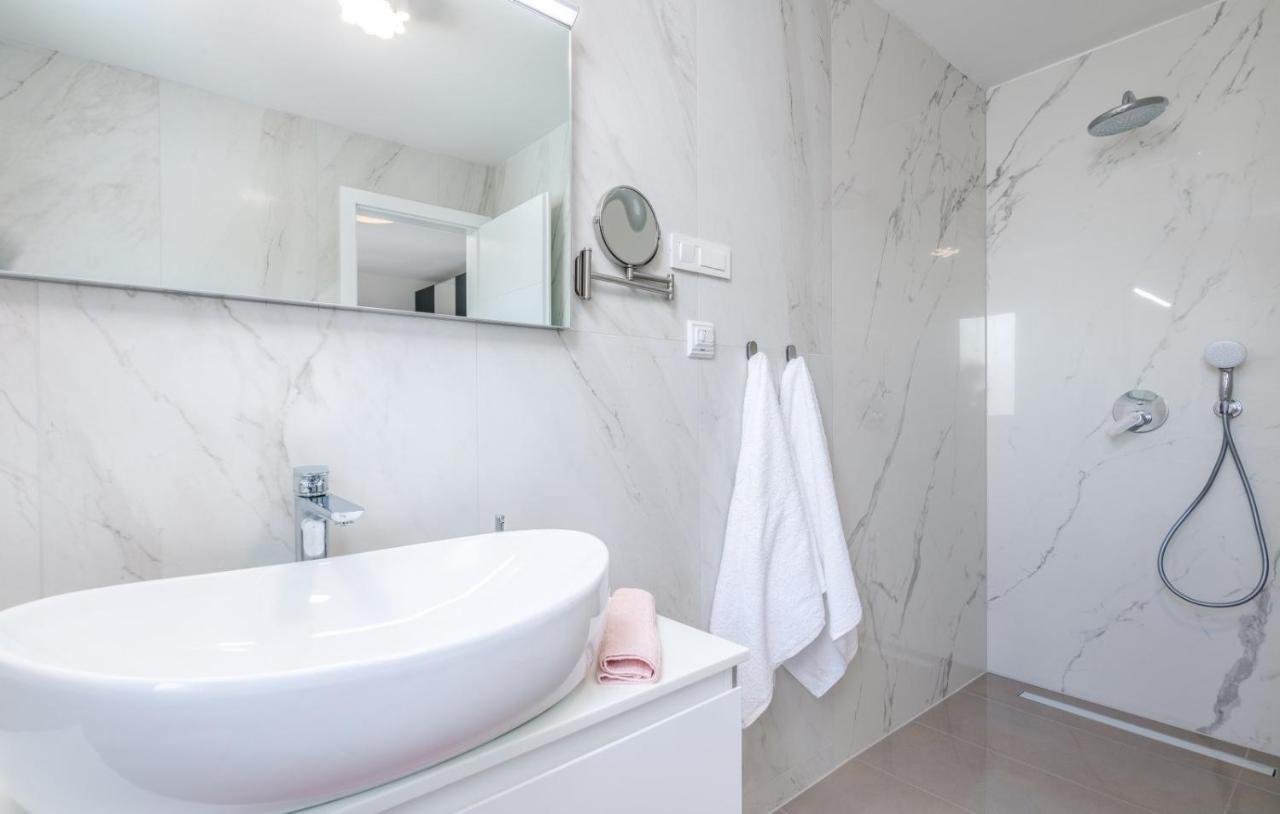 Modern Apartments Elle Malinska Vantacici Ngoại thất bức ảnh
